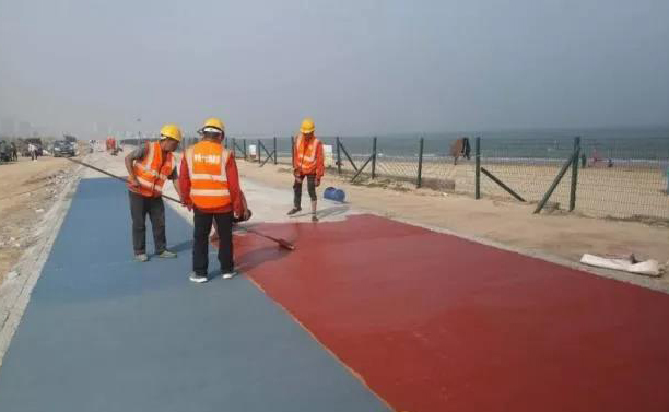 美邦公司青島瀝路力彩色罩面項(xiàng)目施工中