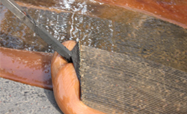 陶瓷顆粒彩色防滑路面基層清理后刮鋪PU801膠水